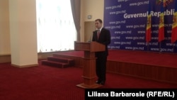 Vlad Filat, făcând anunţul la Guvern