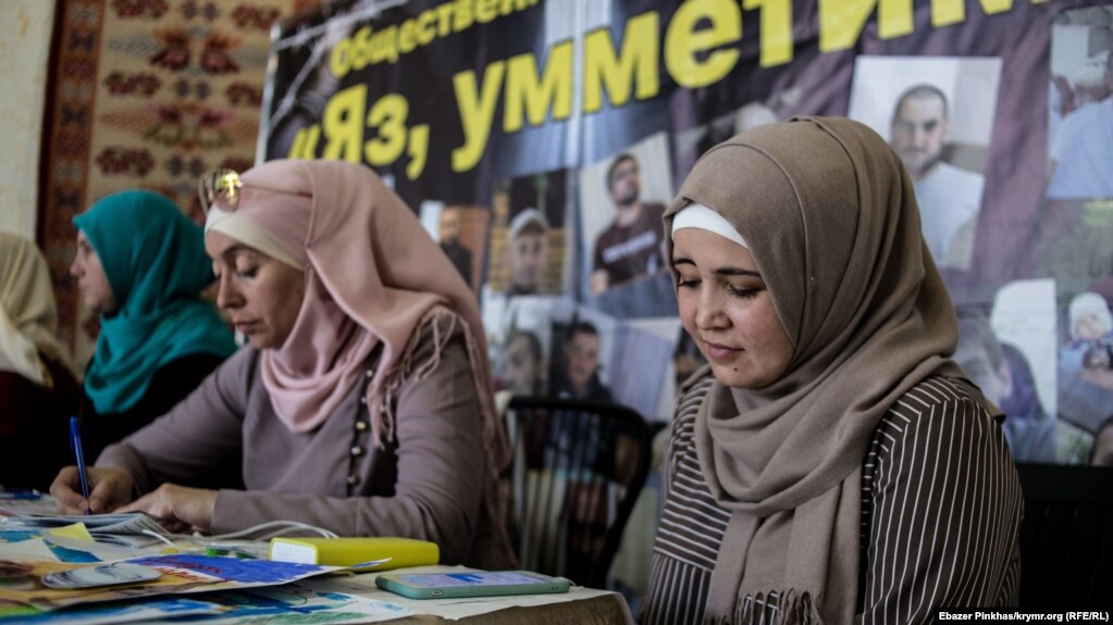 Лутфие Зудиева возле стенда инициативы «Яз умметим», призывающей писать письма политзаключенным