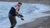 Тело 3-летнего сирийского беженца нашли турецкие спасатели на берегу Эгейского моря 