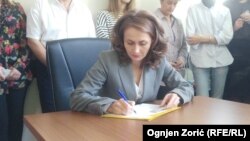 Poverenica za zaštitu ravnopravnosti, Brankica Janković, potpisuje peticiju