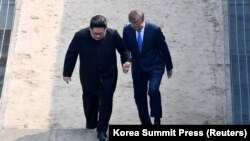 رهبران دو کشور بر اتفاق نظر خود برای همکاری با جامعه جهانی جهت غیرهسته‌ای شدن شبه‌ جزیره کره تأکید کرده‌اند.