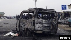 Сгоревший автомобиль у поста ДПС в Дагестане. Дербентский район, 15 февраля 2016 года.