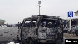 Сгоревший автомобиль у поста ДПС в Дагестане. Дербентский район, 15 февраля 2016 года. 