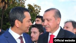Премьер-министры Кыргызстана и Турции - Омурбек Бабанов и Реджеп Эрдоган, Стамбул, 5 июня 2012 года.