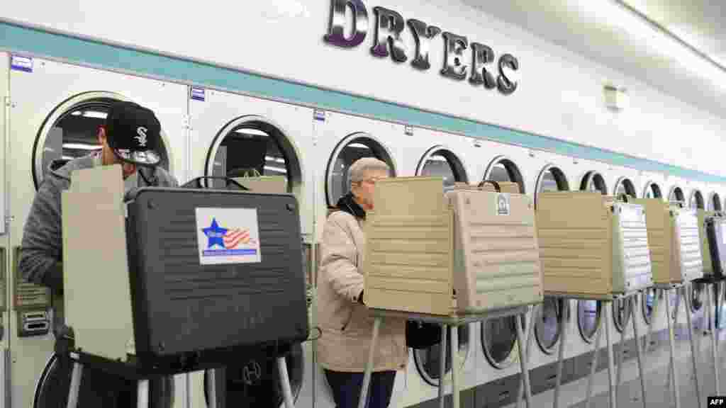 Oameni vot&icirc;nd la un centru de vot situat &icirc;ntr-o spălătorie la Chicago, Illinois.