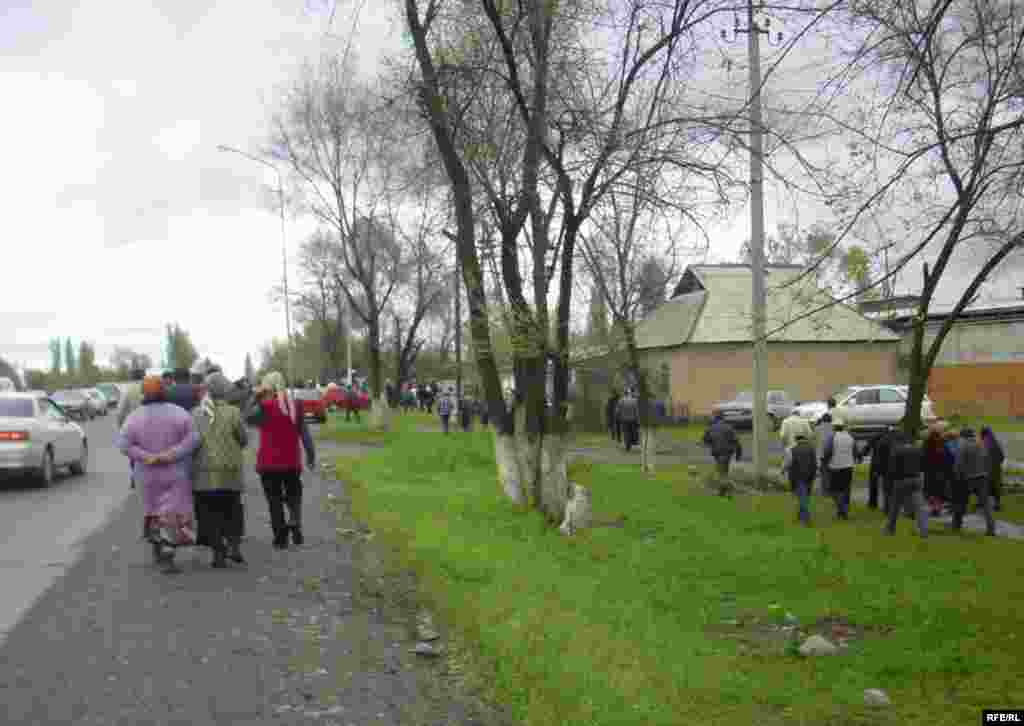 Айылдыктар күрттөрдүн шиши толду деп, алардын 24 саат ичинде көчүп кетишин талап кылышууда. - Kyrgyzstan - The interethnic conflict in the village Petrovka. 26Apr2009