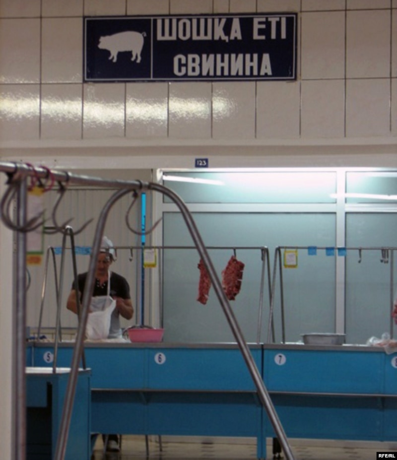 Свиной отдел в магазине. Астана, 29 июля 2009 года.