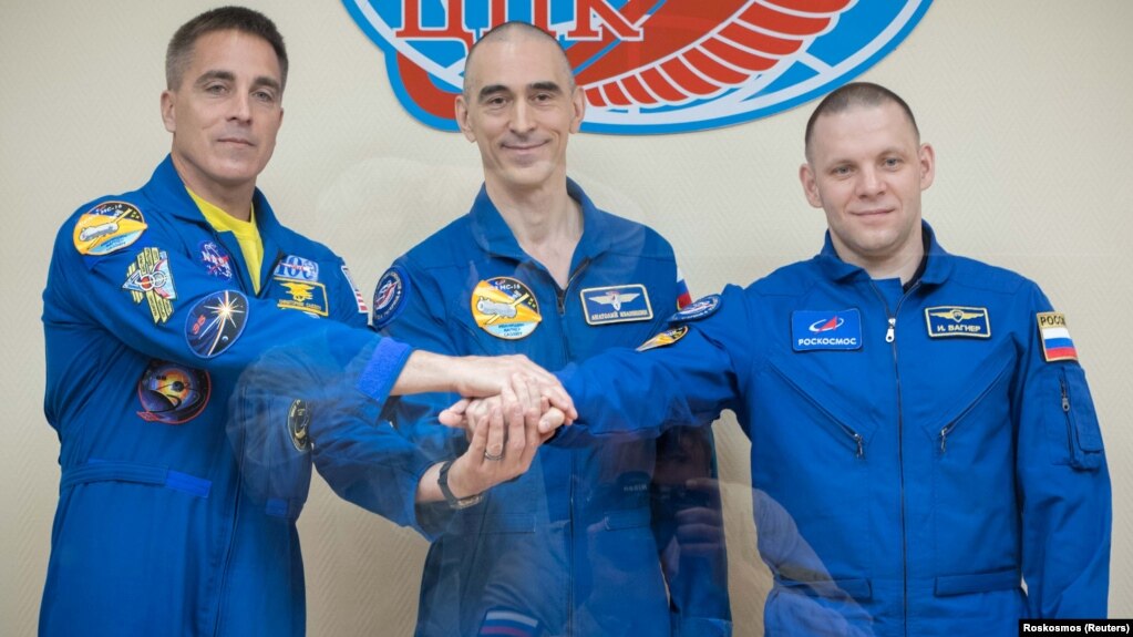 NASAのクリスキャシディ（左から右）、ロスコスモスのアナトリーイヴァニシンとイヴァンヴァグナーが、4月8日の国際宇宙ステーションへのミッションの前に写真を撮ります。