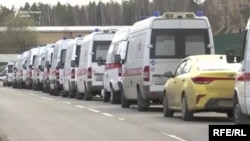 Ambulanțele stau în ambuteiaje de câteva ore pentru a aduce pacienți în spitalele din Moscova