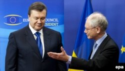 Ukrainian President Viktor Yanukovych (left) and President of the European Council Herman Van Rompuy meet at EC headquarters in Brussels. (file photo)