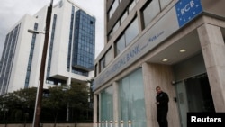 У столиці Нікосії, як і на всьому Кіпрі, в очікуванні на рішення парламенту про податок закриті всі банки, в тому числі й російські, 19 березня 2013 року