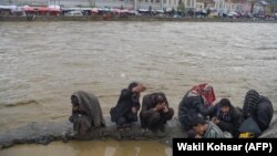 شماری از معتادان در دریای کابل، "امکانات تداوی خیلی اندک است و به تمامی متقاضیان رسیده‌گی صورت نمی‌گیرد."