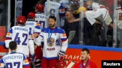 Российские хоккеисты покидают лед в Праге, 17 мая 2015 года 