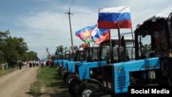 Кубанские фермеры едут на тракторах в Москву, архивное фото