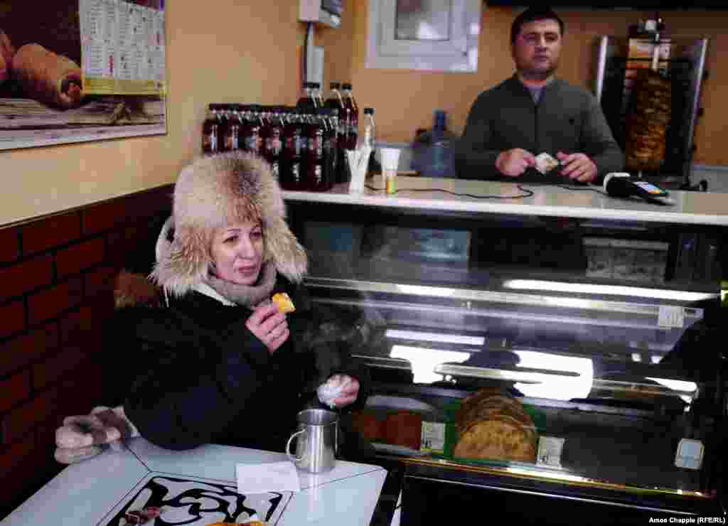 Sona Ugurcieva, vânzătoarea de pește din piața țărănească, face o pauză, la căldură.&nbsp;
