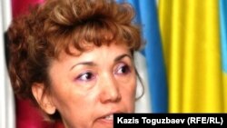 Шолпан Уйсенбаева, жена заключенного Омиргали Уйсенбаева, проходившего лечение в тюрьме-лечебнице Степногорска, говорит журналистам в пресс-клубе, что ее мужа там жестоко избивали. Алматы, 13 сентября 2010 года.