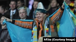 Футбольный фанат на матче Казахстан - Германия. Астана, 27 марта 2013 года.