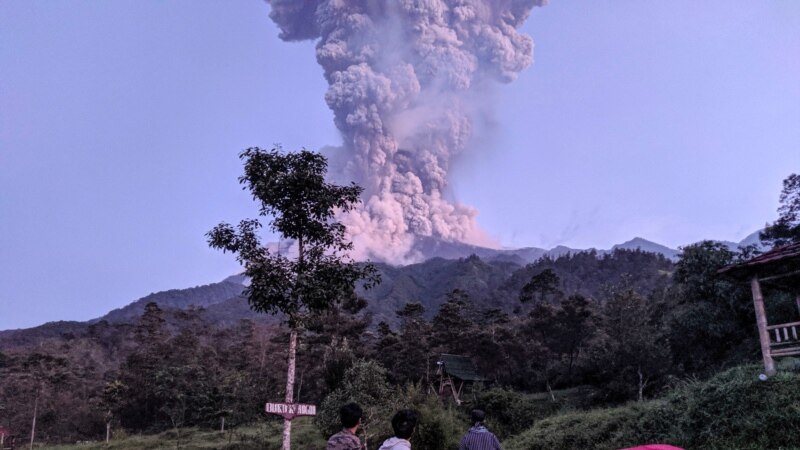 Vulkan Merapi izbacuje pepeo i lavu