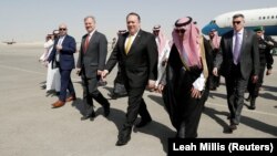 Државниот секретар на САД Мајк Помпео со саудискиот министер за надворешни работи по пристигнувањето во Ријад. 16.10.2018. 