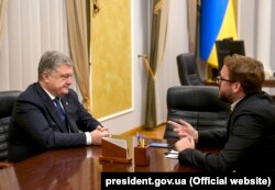 Petro Porosenko cu jurnalistul de la tabloidul german Bild, in Kiev, azi 29 nov., 2018