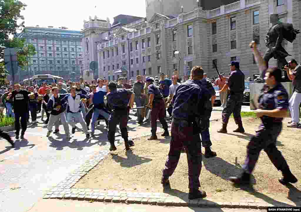 Srpska policija se sukobila sa nekoliko stotina nacionalističkih huligana koji su bacali kamenje i napadali gej aktiviste u Beogradu, 30. juna 2001. godine.