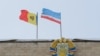Drapelele Republicii Moldova şi autonomiei găgăuze pe clădirea administrației autonomiei din Comrat