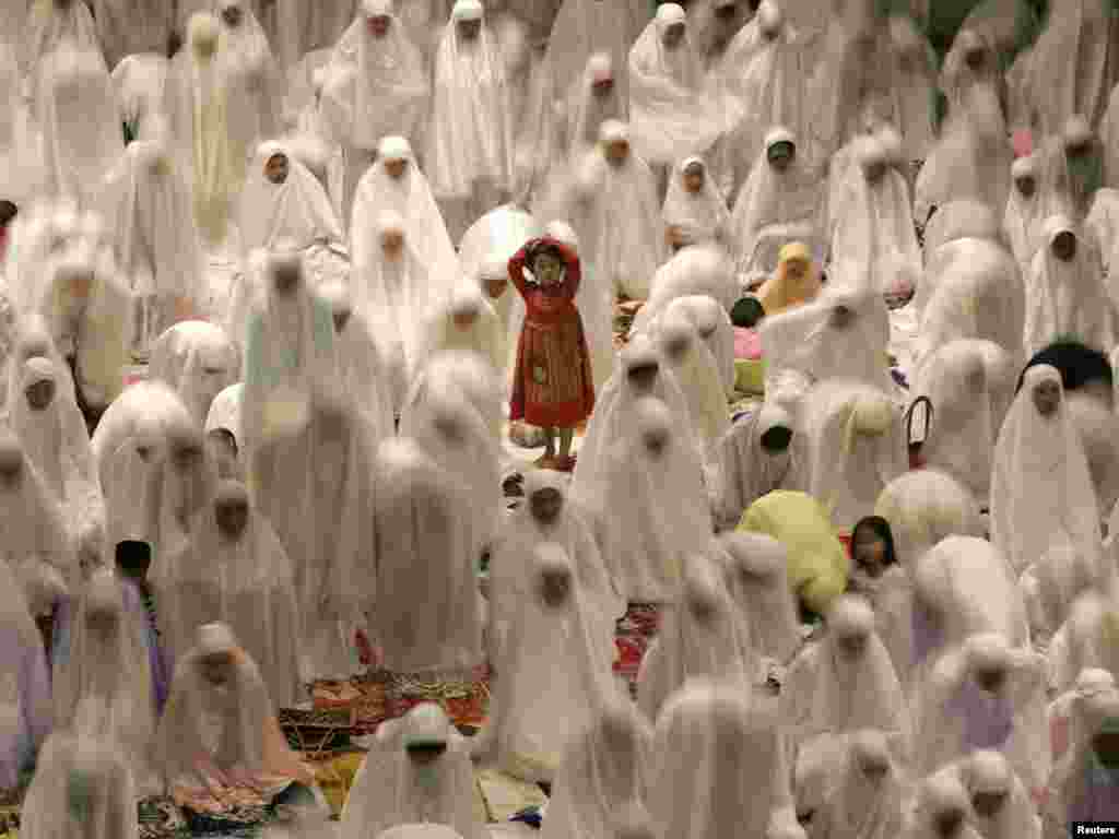 Muslims attend prayers on the eve of the first day of the Islamic fasting month of Ramadan at a mosque in Surabaya, East Java August 31, 2008. Muslims around the world congregate for special evening prayers called "Tarawih" during the Muslim fasting month of Ramadan. REUTERS/Sigit Pamungkas 
