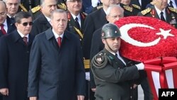 Çevrilişdən sonra Erdoğanı dəstəkləyən müxalifət repressiyaları tənqid edir