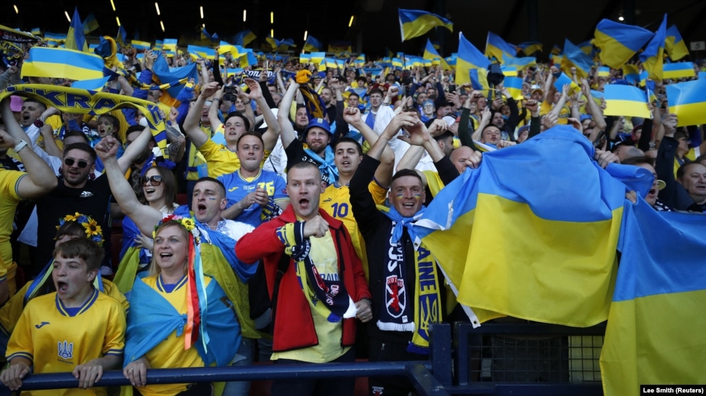 Українські вболівальники під час відбіркового футбольного матчу Чемпіонату світу з футболу 2022 між Україною і Шотландією. Глазго, Велика Британія, 1 червня 2022 року
