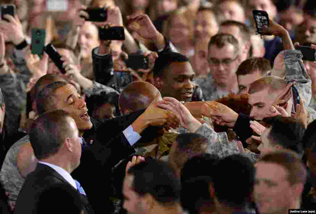 Обама 2014 йил 15 декабр куни Ню Жерсидаги ҳарбий базада аскарларга хизматлари учун миннатдорчилик билдирмоқда. &nbsp;