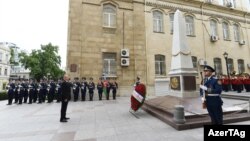 İ.Əliyev İstiqlaliyyət abidəsi önündə. 27 may 2019