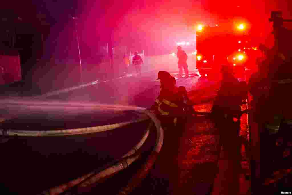 Балтиморские пожарные тушат огонь в западной части города
