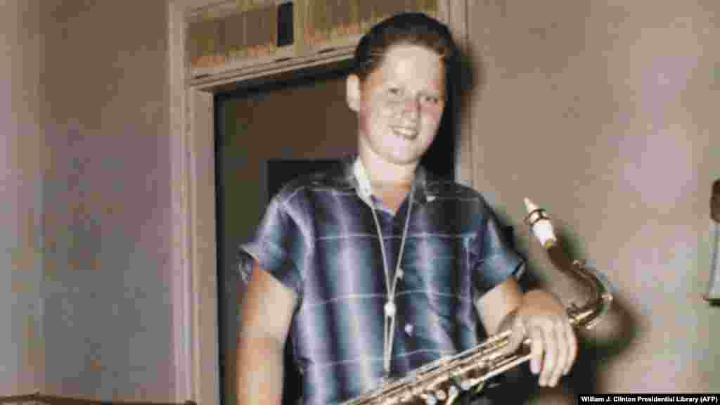 Билл Клинтон с саксофоном в своем доме в Арканзасе, 1958 год