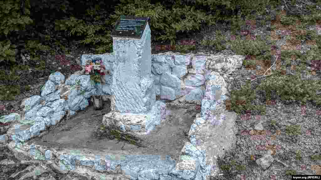 У дороги &ndash; установленный активистами памятник командиру партизанского отряда Газиеву Гафару Чорганлы, жителю села Байдары, погибшему в урочище Карадаг 7 февраля 1942 года
