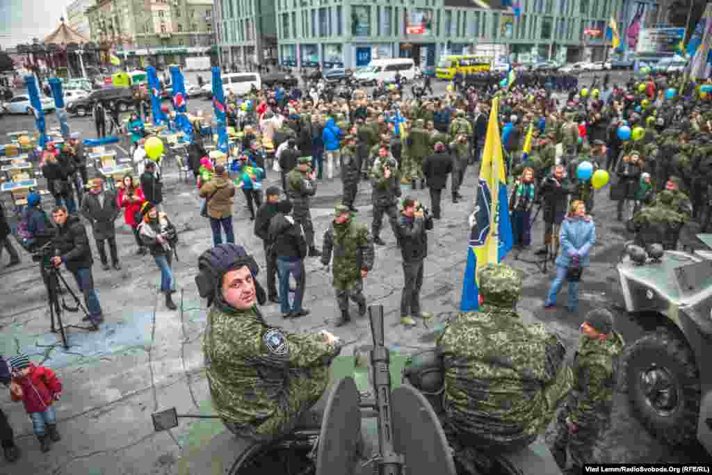 Водії позують, сидячи на військовій техніці