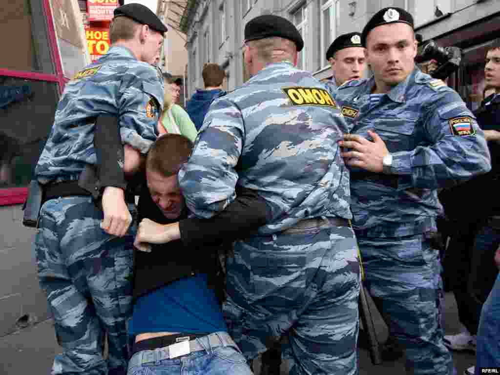 Разгон очередной акции на Триумфальной площади в Москве в поддержку 31-й статьи Конституции РФ, гарантирующей гражданам свободу собраний, 31 августа 2009
