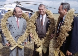 Асқар Ақаев (сол жақта), сол кездегі Өзбекстан президенті Ислам Каримов және Қазақстанның сол уақыттағы президенті Нұрсұлтан Назарбаевпен (оң жақта) бірге тұр. 27 тамыз 1993 жыл.