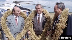 Бывшие президенты Кыргызстана, Узбекистана и Казахстана. 27 августа 1993 года. Акмолинская область, Казахстан.