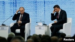 Владимир Путин на Санкт-Петербургском форуме уговаривает европейцев сотруднчать