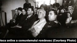 Petru Groza alături de ofițeri sovietici la inaugurarea unui nou teatru