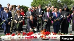 Armenia - Prime Minister Hovik Abrahamian (C) and other senior officials lay flowers at the World War Two memorial in Yerevan, 9May2014.