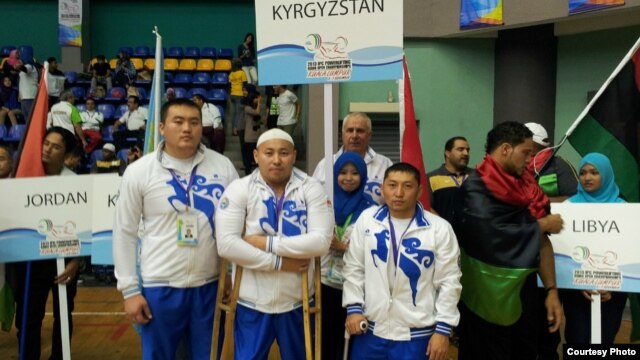 Пауэрлифтинг боюнча Кыргызстандын курамасы Азия чемпиондугунда. Малайзия, Куала-Лумпур, 2013-ж.   