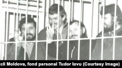 Ilie Ilașcu, făcând semnul victoriei, alături de colegii săi, Tudor Petrov Popa (primul din stânga), Alexandru Leșco și Andrei Ivanțoc (dreapta), în timpul condamnării lor la Tiraspol, în 1993 (imagine oferită Europei Libere de Tudor Iovu)
