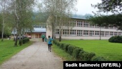 Borba za prava djece povratnika u Konjević Polju u Republici Srpskoj traje od 2013. godine kada djeca bošnjačke nacionalnosti nisu krenula u školu, jer su se njihovi roditelji pobunili što im nije omogućena nacionalna grupa predmeta.