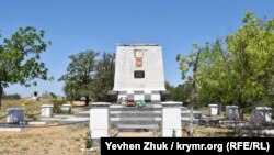 Не так давно памятник и прилежащую территорию приводили в порядок