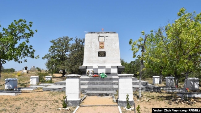 Не так давно памятник и прилежащую территорию приводили в порядок