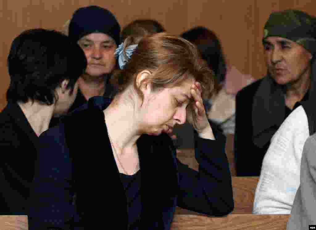 Relatives of Beslan victims in court in Vladikavkaz during the trial of Nuripashi Kulayev (epa) - "I have the impression that we will never know the whole truth, just like with Dubrovka [2002 theater hostage crisis in Moscow]," Caucasus analyst Aleksei Malashenko told RFE/RL. "In the end, interpretations that suit the authorities will be offered, because there has been practically no open, independent investigation. Everything was under control."