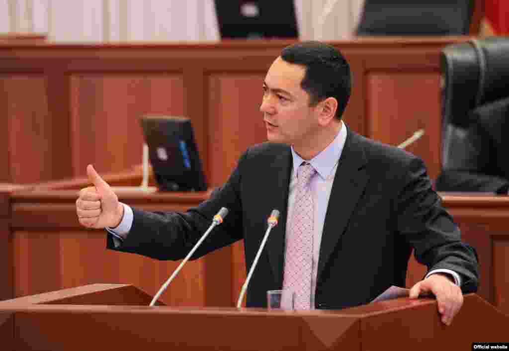 Парламент өкмөттүн 2011-жыл үчүн ишин канааттандырарлык деп тапты. Бирок оппозициядагы “Ата-Журт” фракциясынын жетекчиси Камчыбек Ташиев өкмөттүн отчетун “жөн гана популисттик сөздөр” деп баалады.