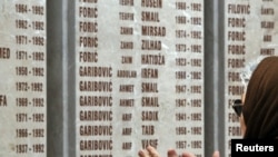 Spomenik u selu Kozara sa imenima 1,226 ubijenih Bošnjaka u proleće 1992.