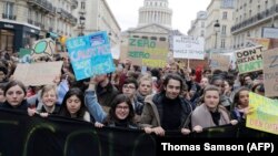 Srednjoškolski marš protiv klimatskih promena u Parizu